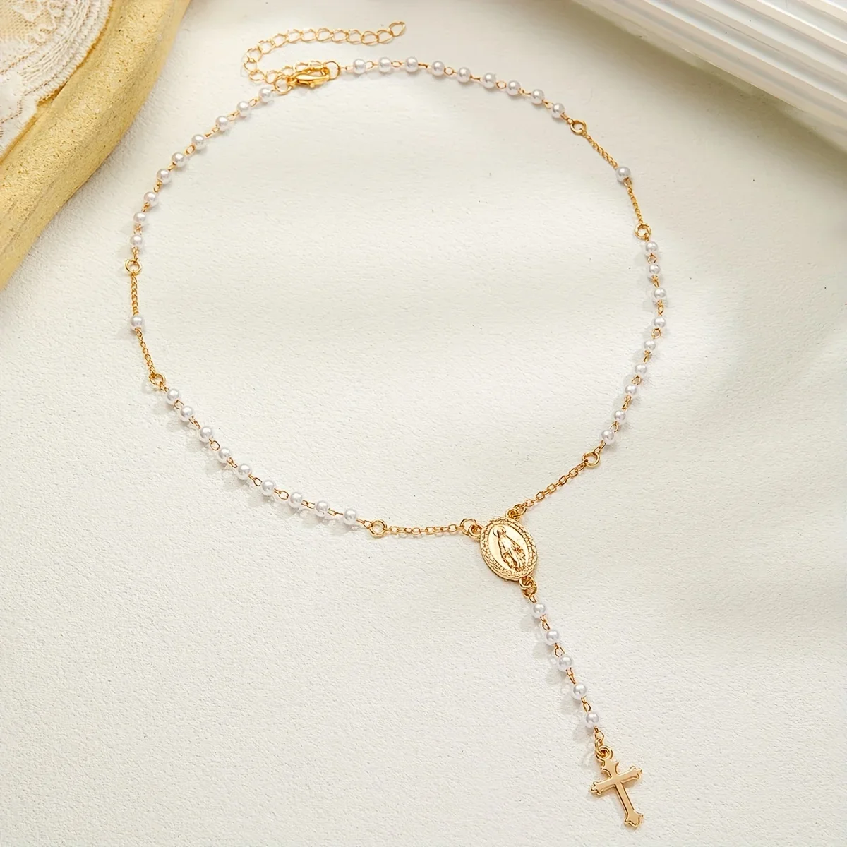 A Classic And Elegant Golden C - Jewelry Making Event avis et prix