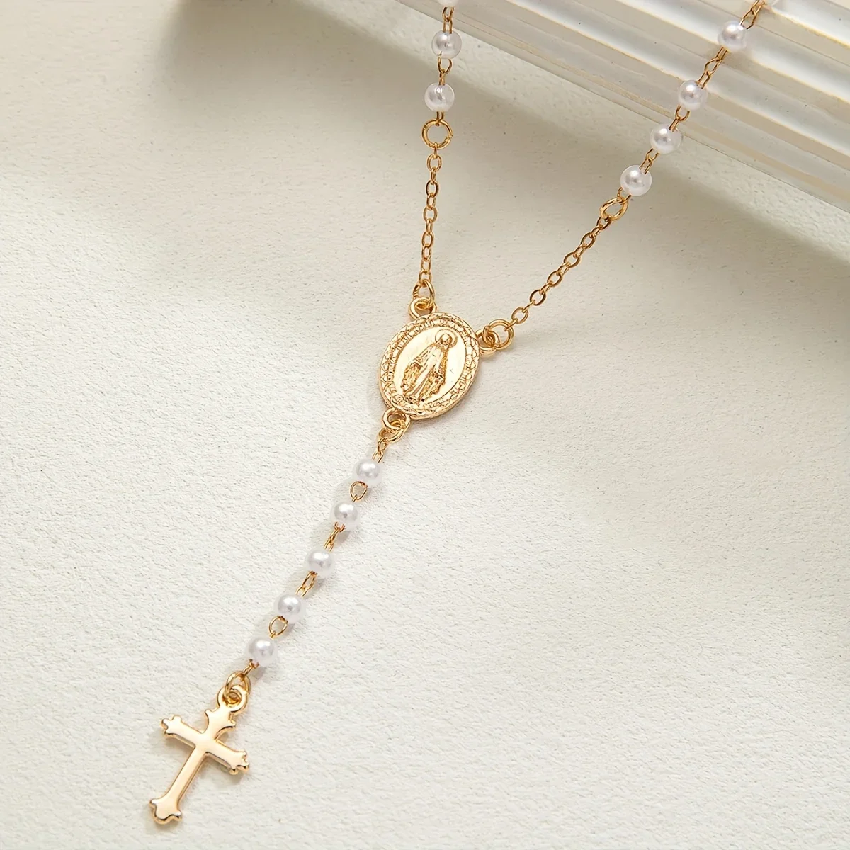 A Classic And Elegant Golden C - Jewelry Making Event avis et prix